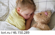 Peaceful adorable baby sleeping on a bed at home. Slumbering little child. Two years old girl sleeps peaceful at domestic room interior background. Serene dream. Cute face close up. Deep kid slumber. Стоковое видео, видеограф Марина Демидюк / Фотобанк Лори