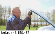 Car body shop. Repair man processes the welding seam using an angle grinder on replaced car part. Professional Body master grind old paint and rust. Rusty damage. Rusting car. Hands with tool close-up. Стоковое видео, видеограф Марина Демидюк / Фотобанк Лори
