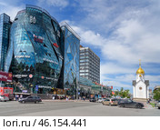 Business center Bud and Chapel of St. Nicholas in Novosibirsk, Siberia. Russia (2017 год). Редакционное фото, фотограф Elena Odareeva / Фотобанк Лори