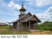 Cтарая деревянная церковь. Кинодекорация в урочище Лосковицы (Лосковское). Псковская область, Россия (2024 год). Стоковое фото, фотограф Виктор Карасев / Фотобанк Лори