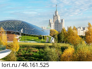 Ландшафтный парк Зарядье ярким солнечным днем. Москва. Редакционное фото, фотограф Лариса Гордеева / Фотобанк Лори