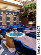 Interior of luxury hotel in oriental style with living plants in the lobby (2023 год). Редакционное фото, фотограф Евгений Ткачёв / Фотобанк Лори