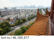 Вид на центральную часть города и мост Инъучжоу через реку Янцзы. Wuchang District, Ухань, Китай (2024 год). Редакционное фото, фотограф Кекяляйнен Андрей / Фотобанк Лори