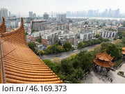 Вид на город Ухань, реку Янцзы со змеиного холма. Wuchang District, Ухань, Китай (2024 год). Редакционное фото, фотограф Кекяляйнен Андрей / Фотобанк Лори