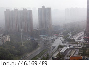 Ливень на улицах города Ухань, Китай (2024 год). Редакционное фото, фотограф Кекяляйнен Андрей / Фотобанк Лори
