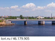 Petrovsky Bridge on a sunny summer day, Vyborg (2024 год). Стоковое фото, фотограф EugeneSergeev / Фотобанк Лори