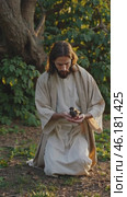 Jesus holding a small bird in his hands. Стоковое видео, видеограф Данил Руденко / Фотобанк Лори