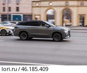 Side view rolling shot with Chery Tiggo 9 car in motion. Jaecoo J8 crossover driving along the street in city with blurred background. Редакционное фото, фотограф Константин Григорьев / Фотобанк Лори
