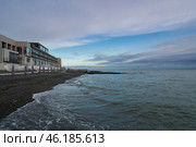 Adler, Sochi, Krasnodar Territory, Russia, 05.07.2022: View of the Black Sea coast and the pebble beach with breakwaters along the Prosveshcheniya Street in Adler at sunset on a sunny day. Редакционное фото, фотограф Ula Ulachka / Фотобанк Лори