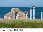 Руины старинной христианской базилики на фоне Черного моря. Херсонес, Крым (2024 год). Стоковое фото, фотограф Виктор Карасев / Фотобанк Лори