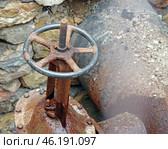 Наземная укладка магистрального водовода водопроводной сети. Water supply system and old gate valves. Стоковое фото, фотограф Татьяна Д / Фотобанк Лори