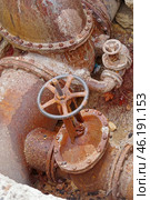 Наземная укладка магистрального водовода водопроводной сети. Water supply system and old gate valves. Стоковое фото, фотограф Татьяна Д / Фотобанк Лори