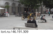 Конные экипажи в Зальцбурге. Австрия. Июль. Horse-drawn carriages in Salzburg. Austria. July. Редакционное видео, видеограф Горшков Александр / Фотобанк Лори