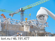 Поворотная камера видеонаблюдения на фоне голубого неба. IP security camera against the blue sky. Стоковое фото, фотограф Татьяна Д / Фотобанк Лори