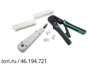 Инструмент для обжима интернет-кабеля витой пары на белом фоне. Tool for crimping of internet cable on a white background. Стоковое фото, фотограф Татьяна Д / Фотобанк Лори