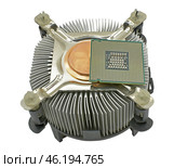 Вентилятор охлаждения процессора компьютера на белом фоне. CPU cooler with cooling radiator on a white background. Стоковое фото, фотограф Татьяна Д / Фотобанк Лори