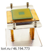 Вентилятор охлаждения процессора компьютера на белом фоне. CPU cooler with cooling radiator on a white background. Стоковое фото, фотограф Татьяна Д / Фотобанк Лори