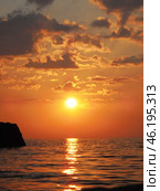 Красивый закат над морем. Beautiful sunset over the sea. Стоковое фото, фотограф Татьяна Д / Фотобанк Лори