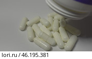 Белые капсулы из упаковки. Таблетки, флакон, сыпать. White capsules from the package. Tablets, bottle, pour. Стоковое видео, видеограф Юрий Пуликов / Фотобанк Лори