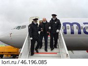 Полицейские выводят авиационного дебошира с борта самолёта (2020 год). Редакционное фото, фотограф Free Wind / Фотобанк Лори
