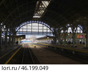 Под дебаркадером Витебского вокзала в Санкт-Петербурге (2020 год). Редакционное фото, фотограф Алексей Иванов / Фотобанк Лори