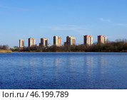 Пейзаж города Бреста: река Мухавец и современные здания на заднем плане. Белоруссия (2020 год). Стоковое фото, фотограф Алексей Иванов / Фотобанк Лори