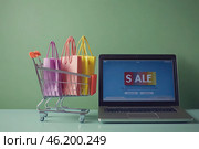 На экране портативного компьютера отображается надпись "Распродажа" Стоковое AI-изображение, AI-художник Ярославский Максим / Фотобанк Лори