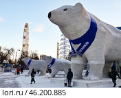 Город Тюмень. Фигура медведя Папа Миша возле здания цирка. Редакционное фото, фотограф Александр Тараканов / Фотобанк Лори