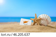 Tropical beach with seashells and Cyprus flag. The concept of a paradise vacation on the beaches of Cyprus. Стоковое фото, фотограф Никита Бурденков / Фотобанк Лори