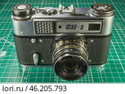 Karachev, Bryansk region Russia - February, 16, 2025: Retro photographic equipment of the USSR – FED-5 rangefinder film camera with an Industar-61L/D lens. Close-up. Virtual Museum of Electronics. Редакционное фото, фотограф Андрей Жигальцов / Фотобанк Лори