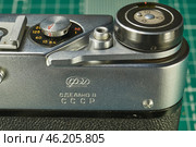 Karachev, Bryansk region Russia - February, 16, 2025: Retro photographic equipment of the USSR – FED-5 rangefinder film camera with an Industar-61L/D lens. Close-up. Virtual Museum of Electronics. Редакционное фото, фотограф Андрей Жигальцов / Фотобанк Лори