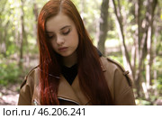 Девушка гуляет в лесу. Стоковое фото, фотограф Земскова Елена / Фотобанк Лори