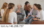 Female students discussing with groupmates sitting in circle in auditorium during classes. Стоковое видео, видеограф Яков Филимонов / Фотобанк Лори