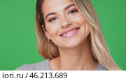 Happy woman on green screen background. Girl portrait with confident, pride, laughing. Female smiley positive face with natural beauty. Fashion and happiness. Pretty student girl on studio chroma key. Стоковое AI-видео, аниматор Марина Демидюк / Фотобанк Лори