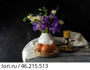 A bouquet with narcissus and irises, nest and eggs in vintage style. Стоковое фото, фотограф Татьяна Ляпи / Фотобанк Лори