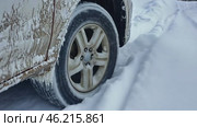 Icy car. Wheel skids in the snow. Frozen Auto. Ice covered Vehicle during Snowstorm. Hazardous Winter Road Driving. Cold Season. Corrosion, Rust. Close-up of tires. Trail of tread marks in thick snow. Стоковое AI-видео, аниматор Марина Демидюк / Фотобанк Лори