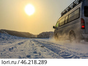Автомобиль на заснеженной дороге. Стоковое фото, фотограф Евгений Софронеев / ТАСС / Фотобанк Лори