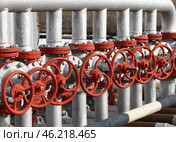 Республика Татарстан. Нефтяные вентили кустовой насосной станции. Стоковое фото, фотограф Егор Алеев / ТАСС / Фотобанк Лори