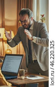 Businessman arguing during video conference call getting angry. Стоковое AI-видео, аниматор Юрий Поздников / Фотобанк Лори