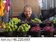 Рынок в Тбилиси, Грузия. Продажа фруктов на рынке. Редакционное фото, фотограф Evgenia Shevardina / Фотобанк Лори