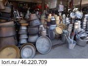 Блошинный рынок в Тбилиси, Грузия. Продажа кастрюль и кухонной утвари. Редакционное фото, фотограф Evgenia Shevardina / Фотобанк Лори