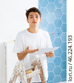 Young man owner is shocked by the estimate for the renovation of cottage. Стоковое фото, фотограф Яков Филимонов / Фотобанк Лори