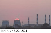 Солнце садится за теплоэлектростанцией. Time-lapse. Стоковое видео, видеограф Сергей Данилов / Фотобанк Лори