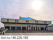 Город Казань. Вид на здание Татарского государственного академического театра имени Галиасгара Камала (ТГАТ) со стороны одноименной площади (2024 год). Стоковое фото, фотограф Александр Тараканов / Фотобанк Лори
