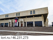 Город Казань. Вид на здание Татарского государственного академического театра имени Галиасгара Камала (ТГАТ) со стороны одноименной площади (2024 год). Стоковое фото, фотограф Александр Тараканов / Фотобанк Лори