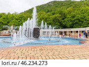 People walk near the Fountain of Smirnovsky Geyser on a summer day (2023 год). Редакционное фото, фотограф EugeneSergeev / Фотобанк Лори