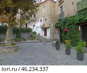 Scalea, Italy. November 20, 2024. Calabria. Scalea old city, historical center.View of the Piazza Maggiore de Palma, entrance to a local restaurant. Редакционное фото, фотограф Мария Фетисова / Фотобанк Лори