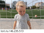 Мальчик засунул лицо в сетку. Стоковое фото, фотограф Валентина Кунц / Фотобанк Лори