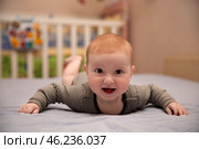Рыжий малыш улыбается. Стоковое фото, фотограф Валентина Кунц / Фотобанк Лори