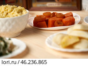 Light dinner in the days of Great Lent stewed vegetables and buckwheat porridge in front of the icon. Стоковое фото, фотограф Скрипачев Антон / Фотобанк Лори